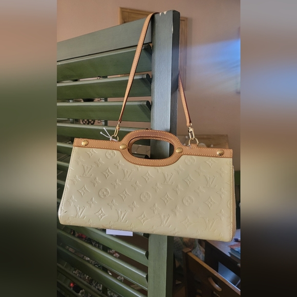 Louis Vuitton Handbags - Louis Vuitton Pearl Vernis Roxbury Drive Purse